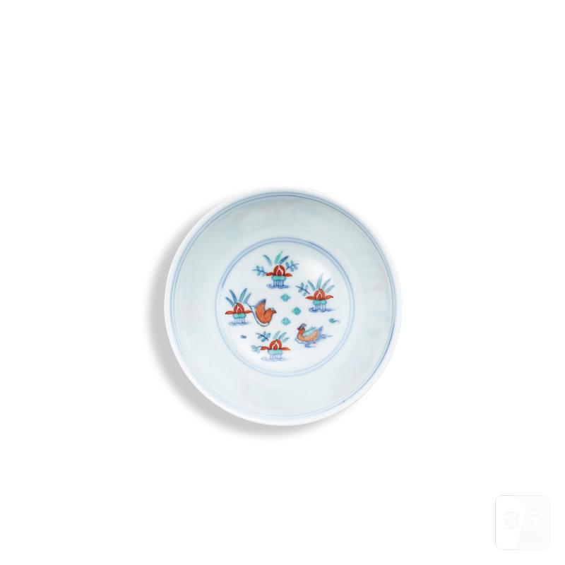 A doucai 'flower and duck' tea bowl, Seal mark and period of Qianlong | 清乾隆 闘彩鴛鴦花卉圖茶圓 《大清乾隆年製》款 - 图2
